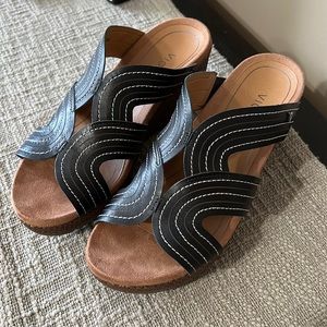 NWOT Vionic Black Wedges, Size 10